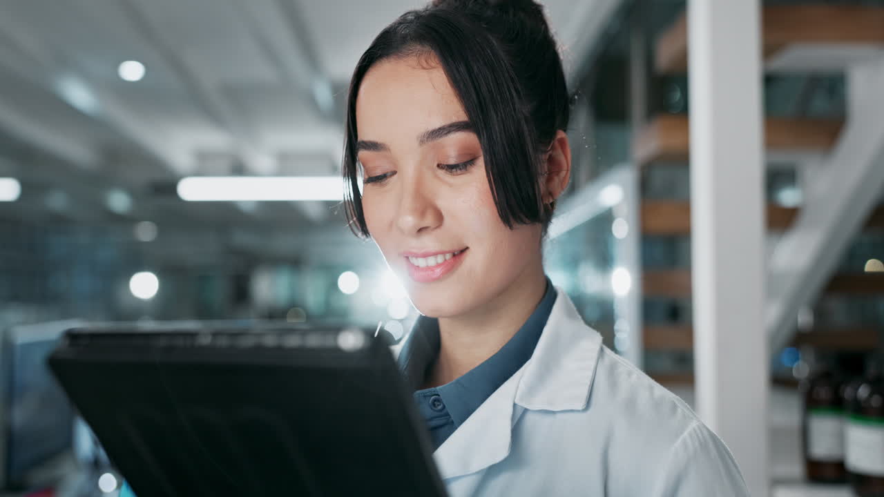 científico trabajando con tableta en el laboratorio