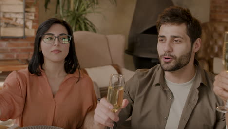 un grupo de amigos brinda con sus copas en una cena