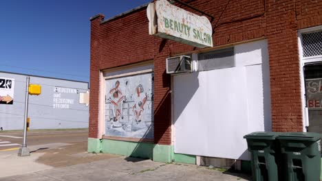 Abandoned-beauty-salon-in-Memphis,-Tennessee-with-stable-video