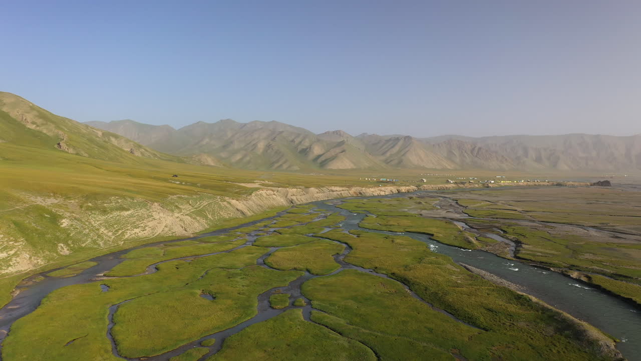 키르기스스탄의 쿠룸두크 강 근처 유르트 캠프장의 와이드 드론 샷