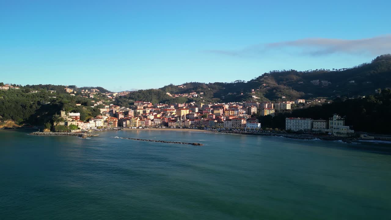 Drone del borgo costiero di San Terenzo in Italia durante l'alba