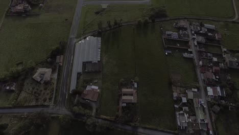 sobrevolando la zona rural del departamento de boyacá ubicado en el centro oriente del país colombiano, donde se aprecian caminos, fincas con árboles, amplias áreas verdes, vehículos y algunas casas