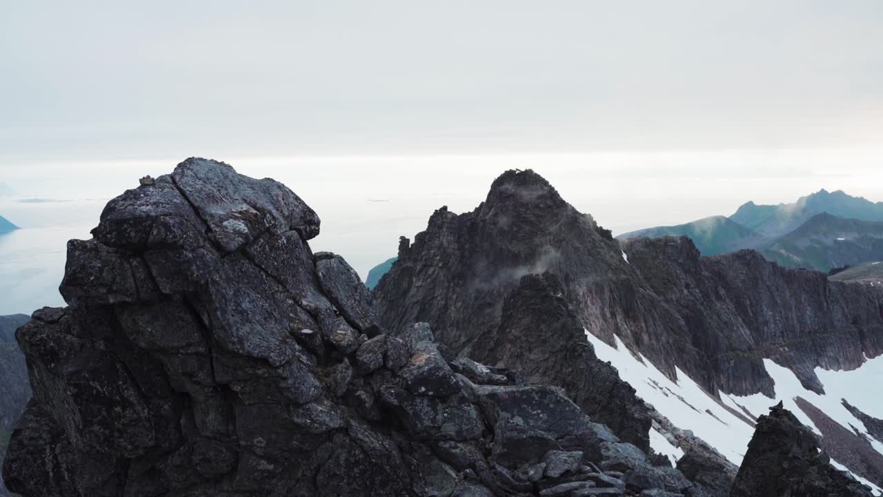 Barsk bjerglandskab i Kvænan, Senja Island, Norge - panorering