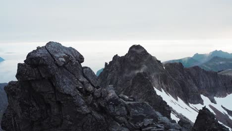 Zerklüftete-Berglandschaft-In-Kvaenan,-Insel-Senja,-Norwegen---Schwenk