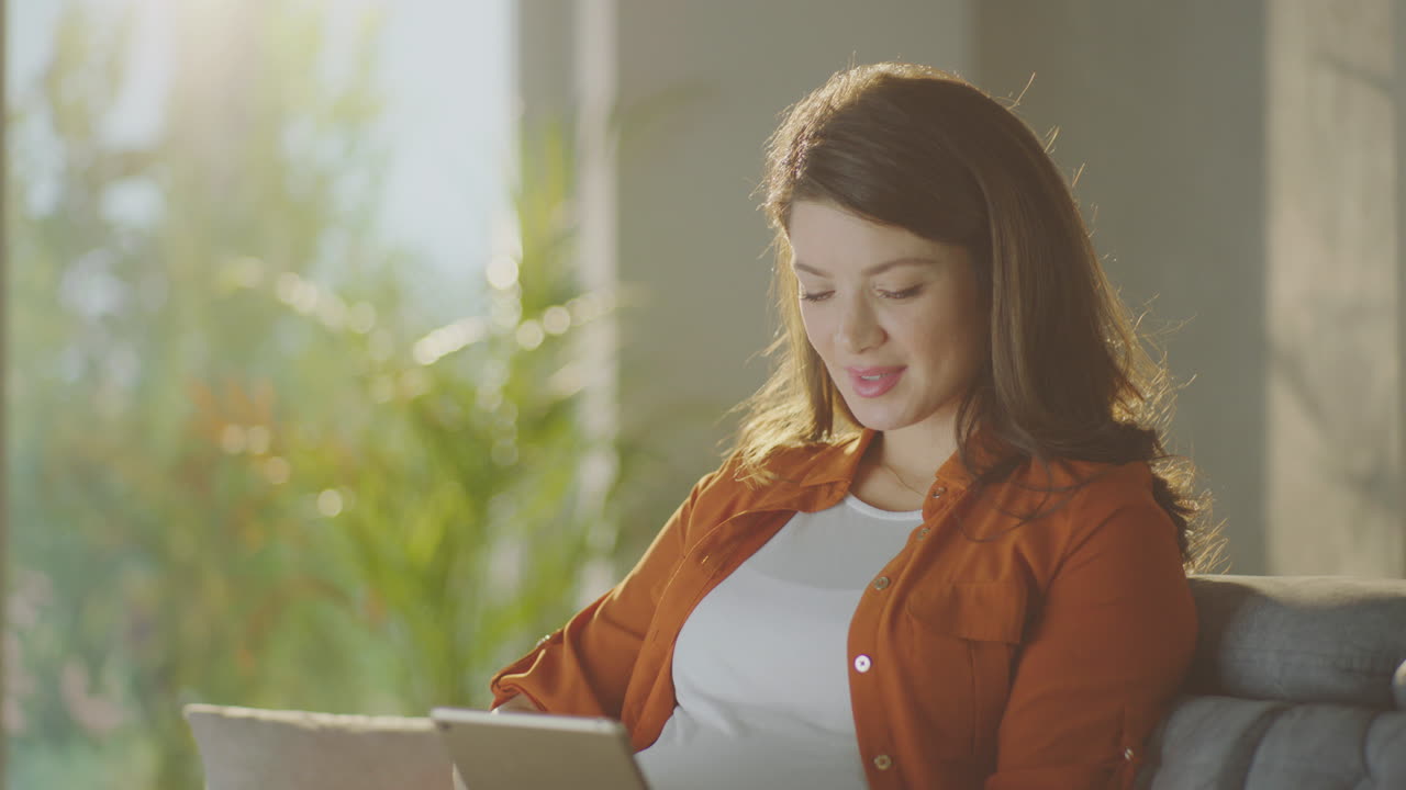 임신한 여성이 온라인에서 쇼핑을 합니다.