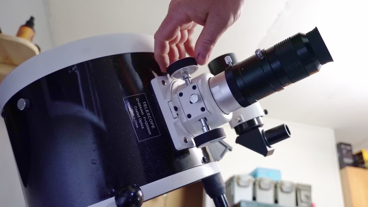 regolazione del meccanismo di messa a fuoco del telescopio sul telescopio dobsoniano