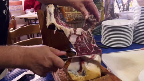 persona corta la carne en rebanadas pequeñas, elaborando arte culinario