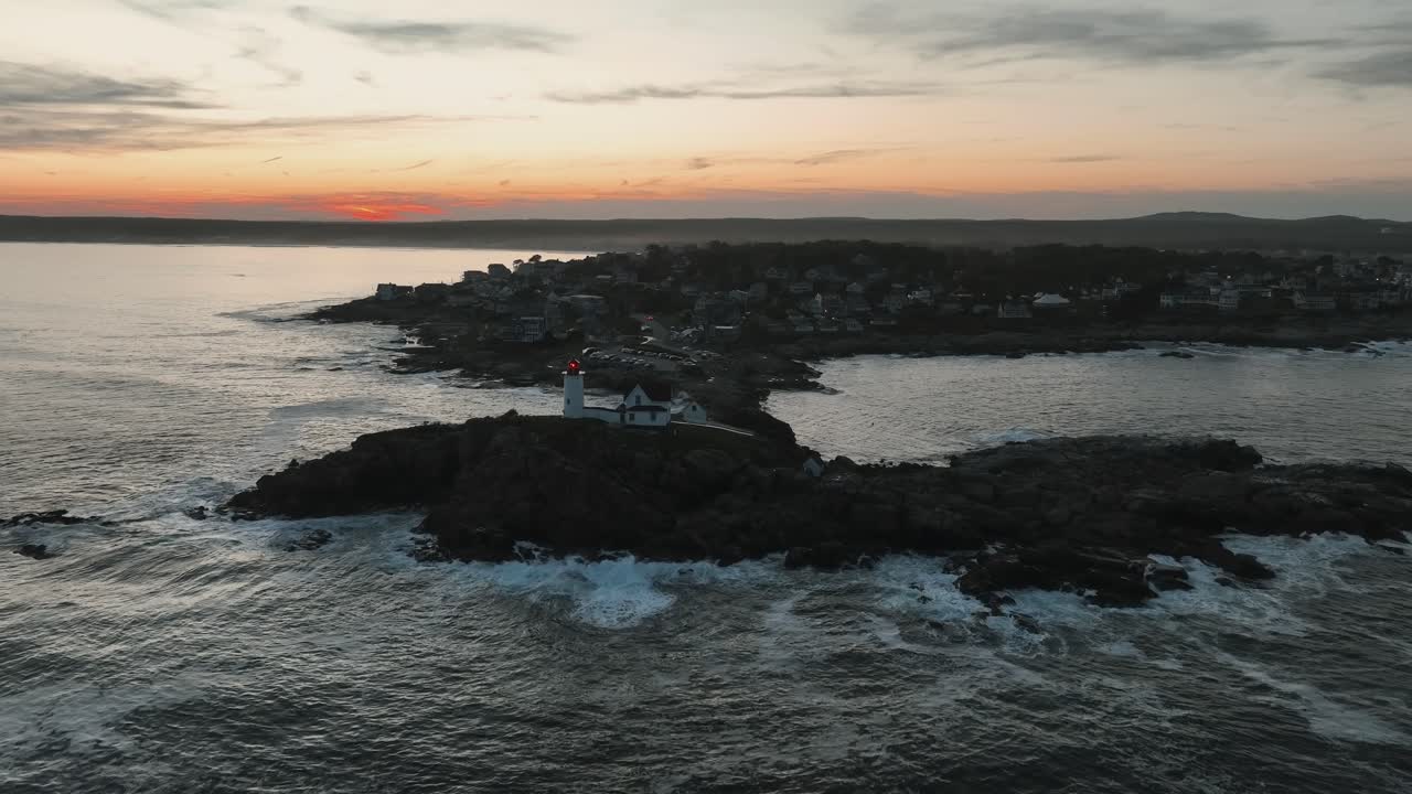 la luz de cape neddick al atardecer - faro en el cabo neddick, york, maine