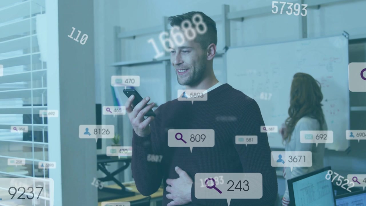 Mężczyzna stuka w telefon i rozmawia w biurze technologicznym, aktywując bąbelki danych podczas sprawdzania metryk.