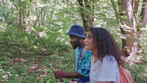 pareja de senderismo en el bosque