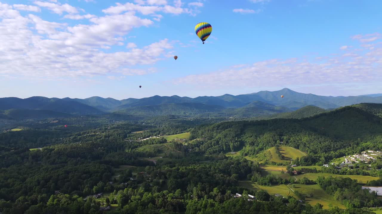Una splendida ripresa aerea di mongolfiere che volano sopra Asheville, Carolina del Nord 1