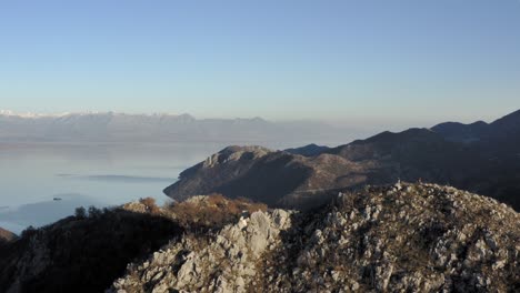 antena - hermoso cielo en las montañas alrededor del lago skadar, montenegro, círculo pan
