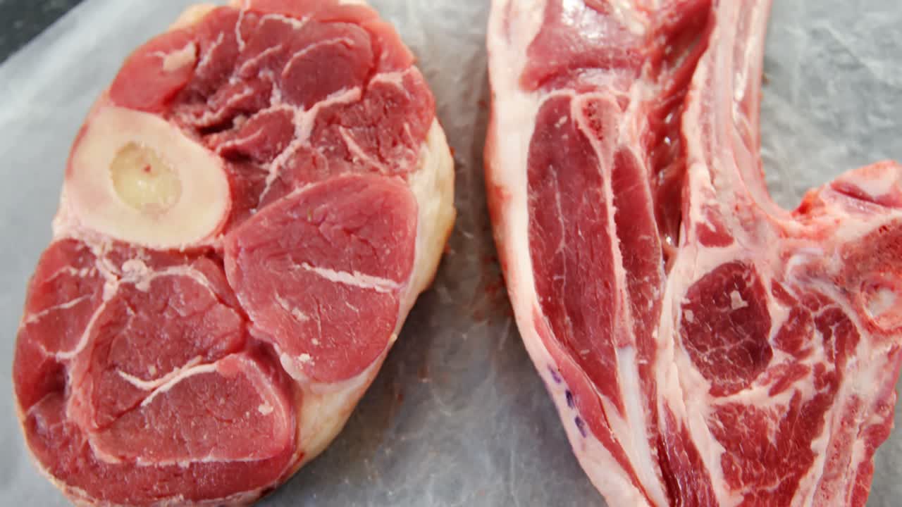 chuletas de carne y especias