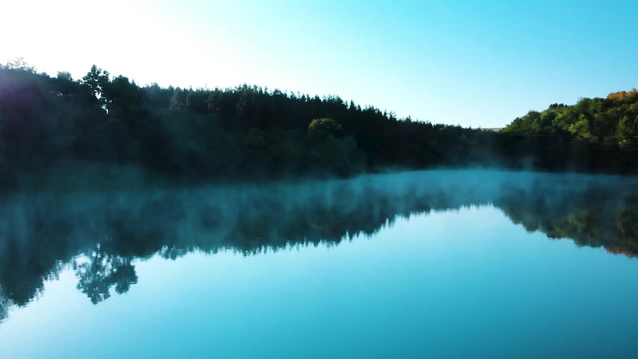 Mlhavé jezero a les, brzy ráno – panoramatický záběr