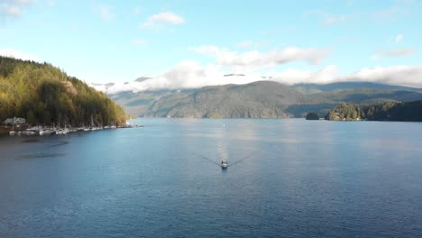 Verschiedene-Drohnen--Und-DSLR-Aufnahmen-In-Der-Wunderschönen-Deep-Cove-In-Vancouver,-BC