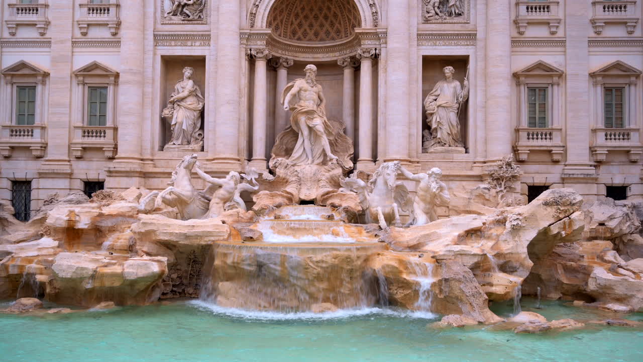 Rome, Italië - 16 juli 2022: Vooraanzicht van de Trevifontein bij daglicht