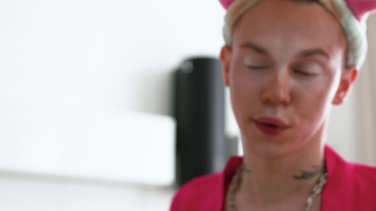 persona que usa maquillaje en el hogar