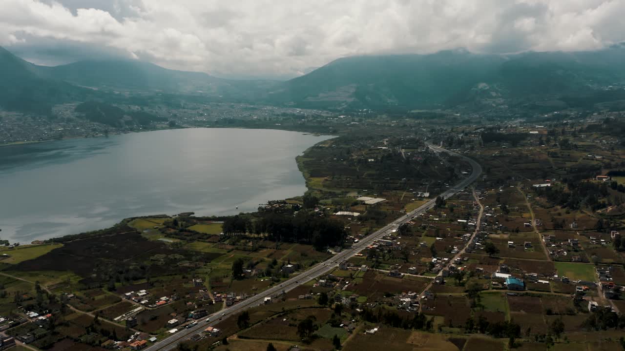 comunidad próspera frente a la orilla del lago de la laguna de san pablo en otavalo, ecuador junto al volcán imbabura