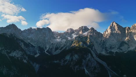 Ikonische-Felsige-Alpengipfel-In-Slowenien,-Luftdrohnenansicht