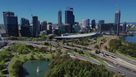 Luftdrohnenaufnahme-Von-Oben-Nach-Unten-über-Die-Verkehrsbewegung-Entlang-Von-Straßennetzen-In-Der-Stadt-Perth,-Westaustralien,-An-Einem-Sonnigen-Tag