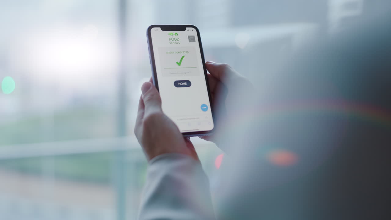 aplicación de almuerzo, orden y mano con el teléfono
