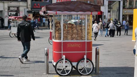 carro de simit turco en un mercado de la ciudad