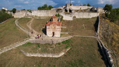 Touristen-Besuchen-Das-Alte-Kirchenmuseum-Von-Berat,-Ein-Historisches-Juwel-In-Der-Malerischen-Burg-Albaniens-Mit-Alten-Steinmauern