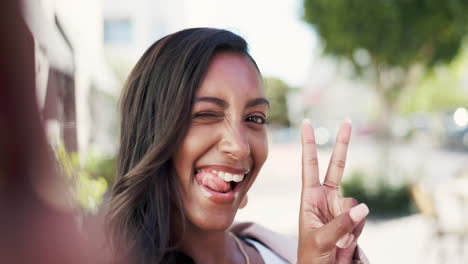 mujer, rostro y signo de paz para selfies en la ciudad