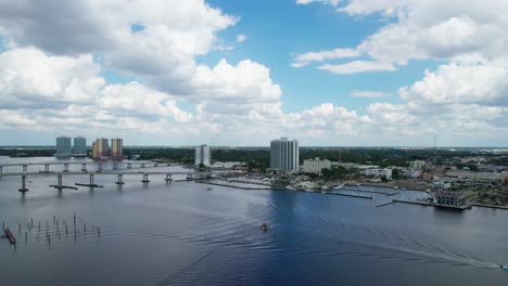 플로리다 주 포트 마이어스 (fort myers) 의 칼루사하치 강 (caloosahatchee river) 에서 운행되는 보트의 드론 항공 사진