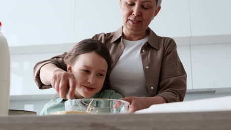la abuela y la niña horneando