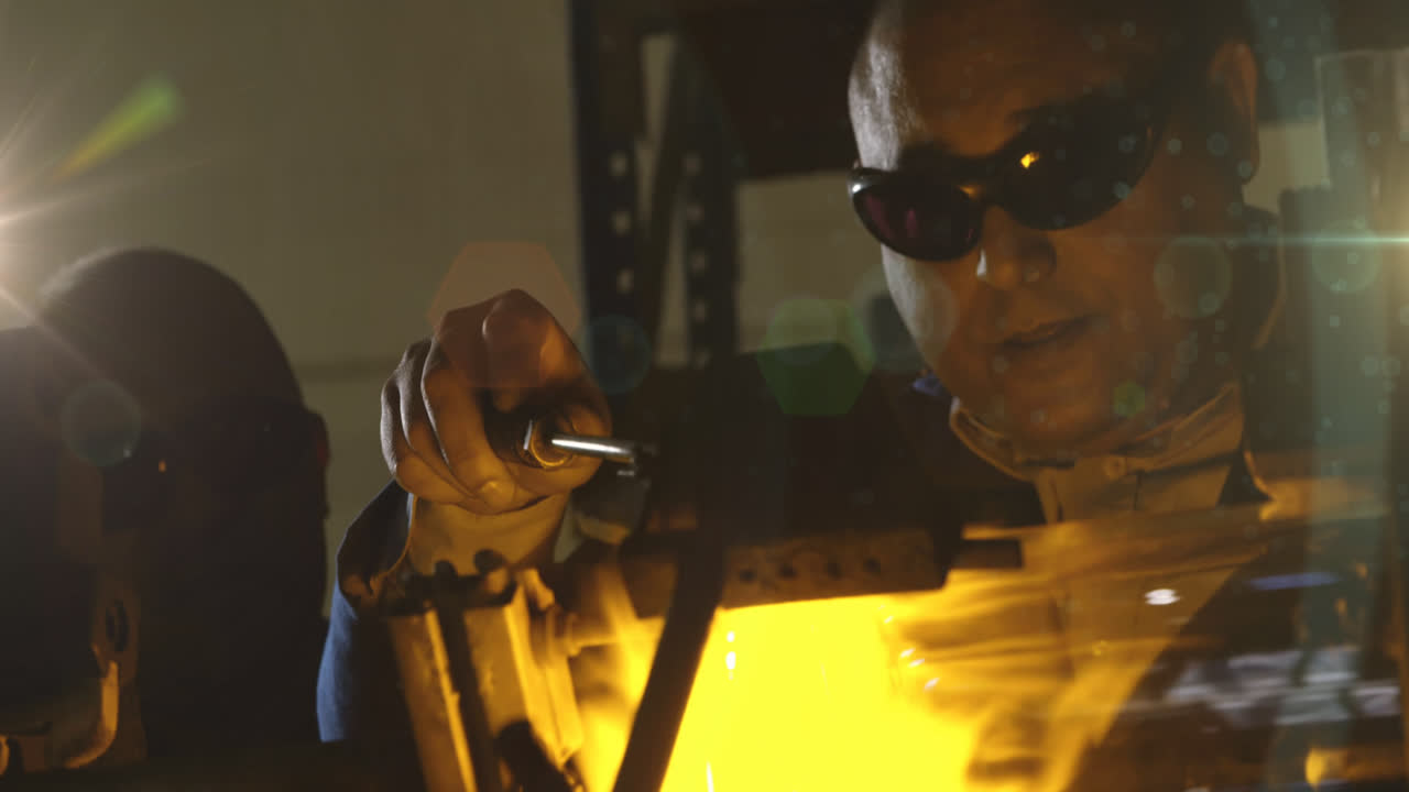 워크에서 일하는 두 인종 남성 위에 반이는 빛의 애니메이션