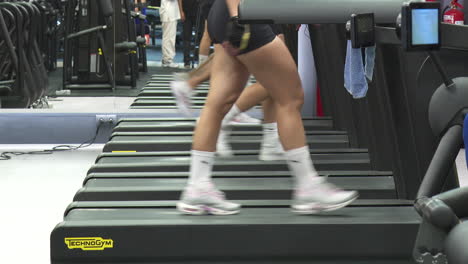 personas haciendo ejercicio en cintas de correr en un gimnasio