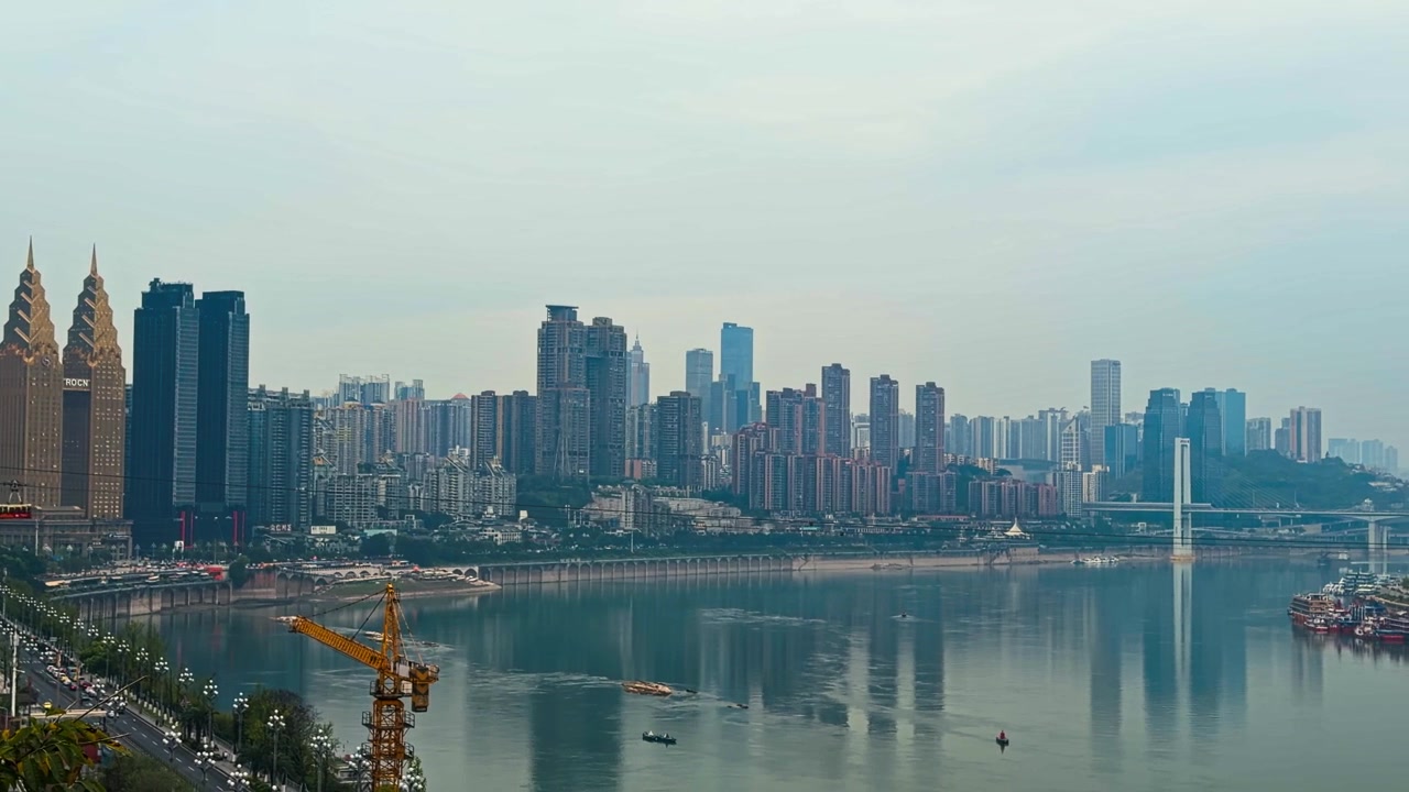 Skyline della città dal punto panoramico di Long Men Hao attraverso il fiume Yangtze nel distretto di Nan'an, Chongqing, Cina. Ripresa panoramica ampia