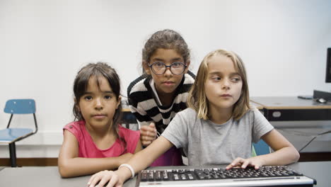 niñas mirando el monitor y aprendiendo informática