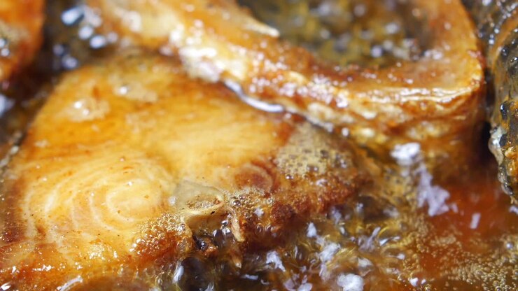 Pesce fritto in olio bollente