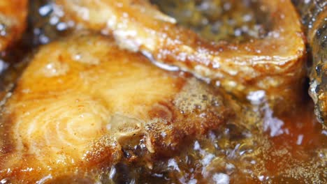 pescado frito en aceite caliente