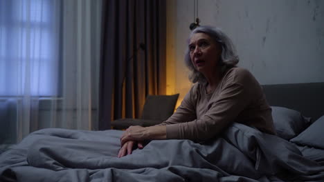 mujer levantándose en el dormitorio