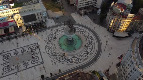 Aerial-drone-video-of-main-square-in-Skopje,-with-Alexander-the-Great-Statue