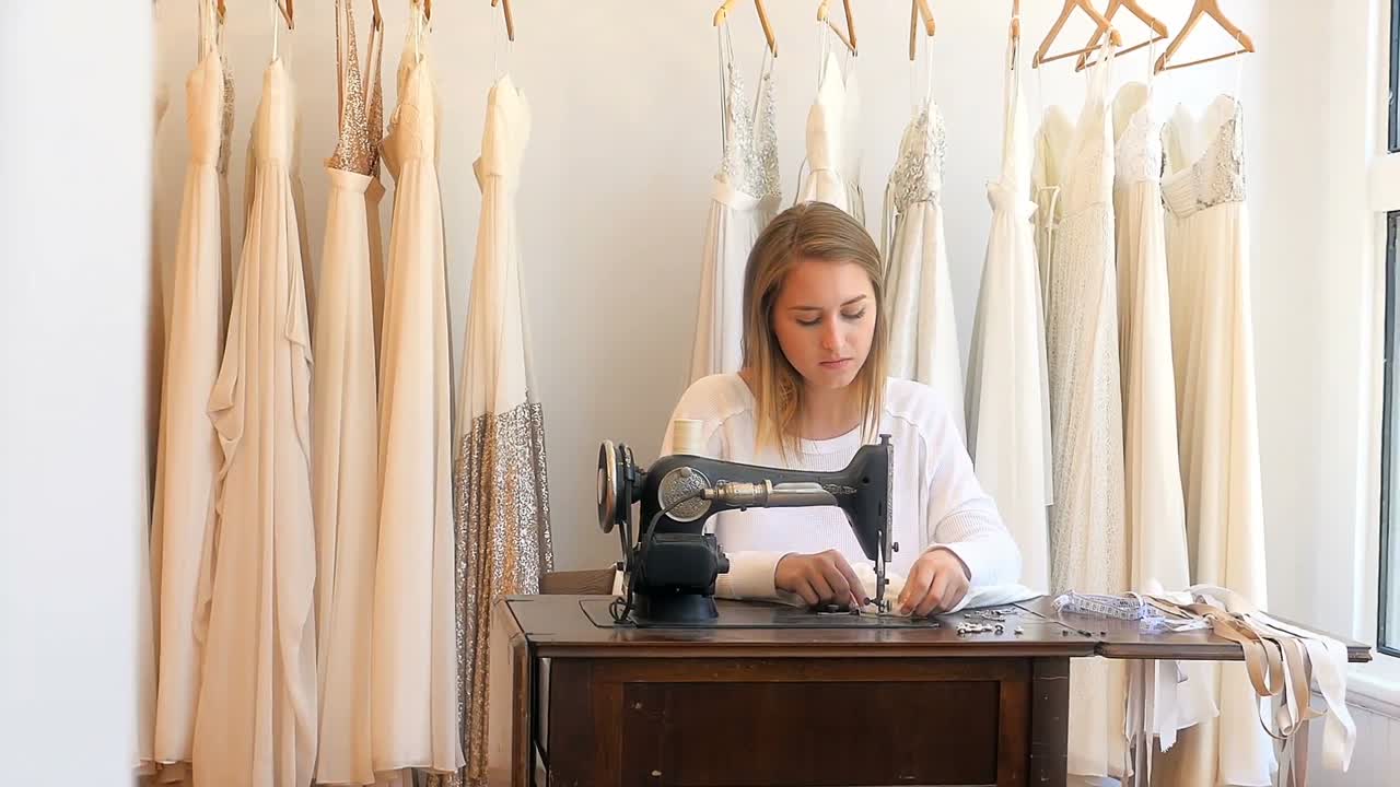 여성 패션 디자이너 의 드레스 바느질