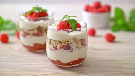 frambuesa fresca y yogur con granola - estilo de comida saludable