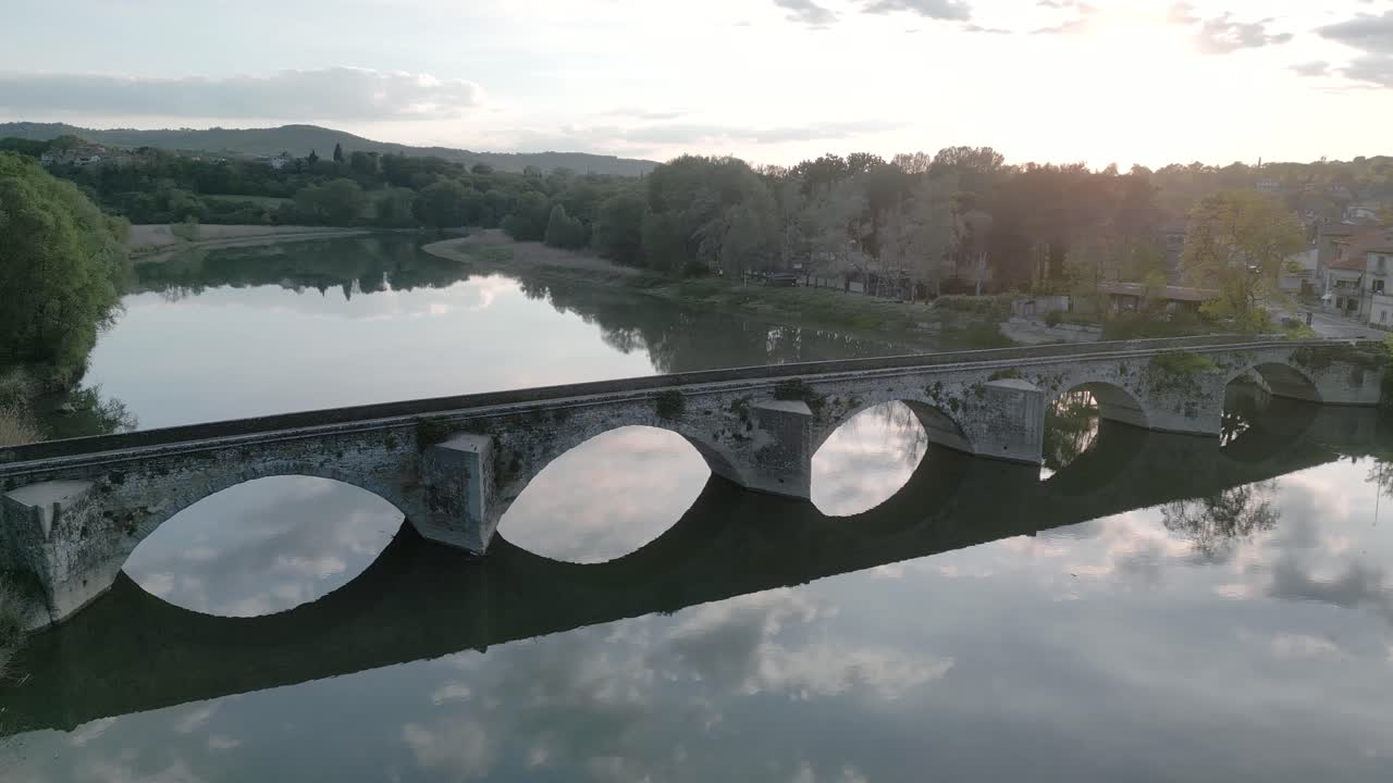 토스카니아의 수로 다리 항공사진: 멋진 토스카니아 수로 다리의 매혹적인 영상, 경치 좋은 풍경과 풍부한 역사