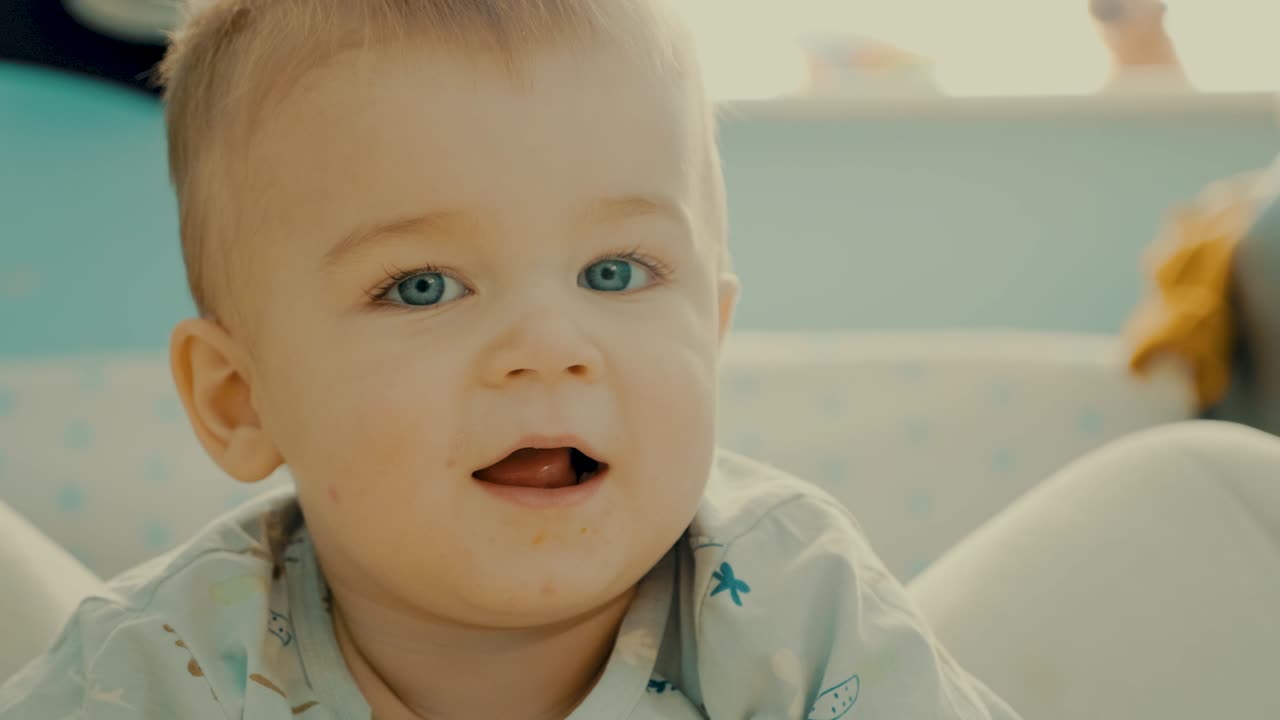 귀여운 아기 미소