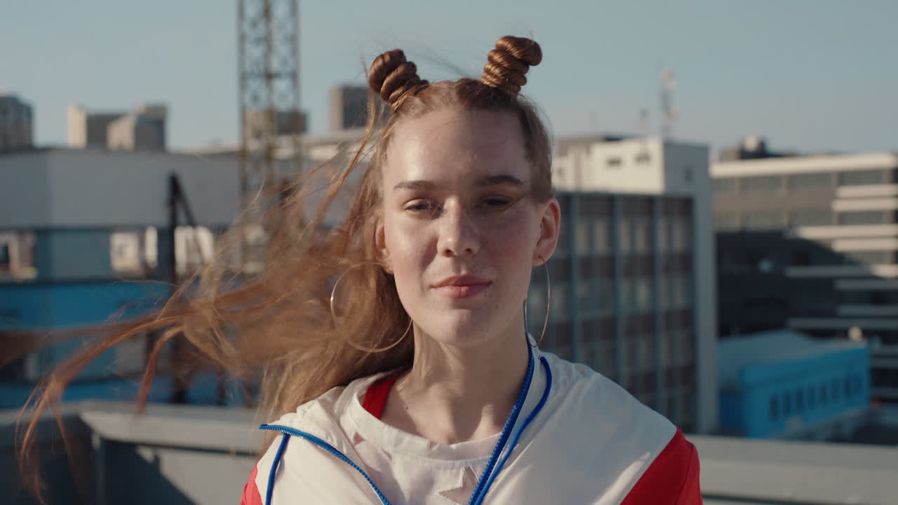 retrato de una mujer de cabeza roja con pecas que parece seria con el viento soplando el cabello adolescente en la ciudad concepto de testimonio de autoimagen