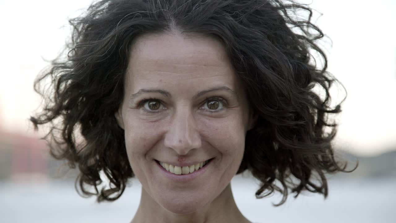 hermosa mujer morena sonriendo a la cámara