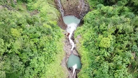 cascada filmada desde arriba con un avión no tripulado, carbet cae guadeloupe