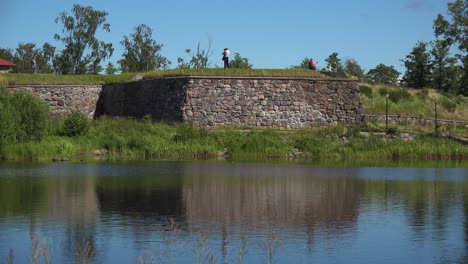 La-Vista-De-La-Pared-De-Piedra-De-La-Fortaleza-De-Korela-Con-El-Lago,-Llena-De-Arte-Interesante-Y-Apariencia-única-En-Rusia