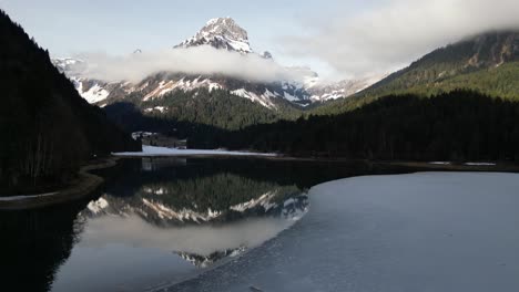 Obersee-Glaris,-Suiza,-El-Vuelo-Lateral-Bajo-Revela-Un-Increíble-Reflejo-De-Montaña-En-El-Lago