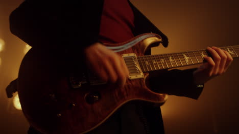 unbekannter mann spielt gitarren-solo im club. musiker spielt musik.