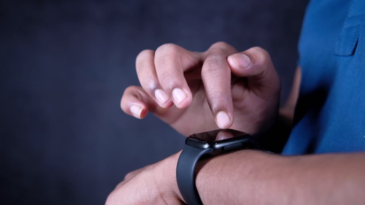 persona que utiliza un reloj inteligente