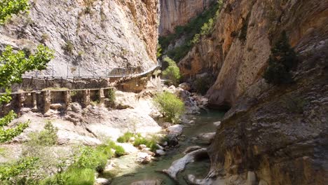 alquezar w huesca, aragonia, hiszpania – pasarelas del vero hike - widok z lotu ptaka na most spacerowy w kanionie z drona